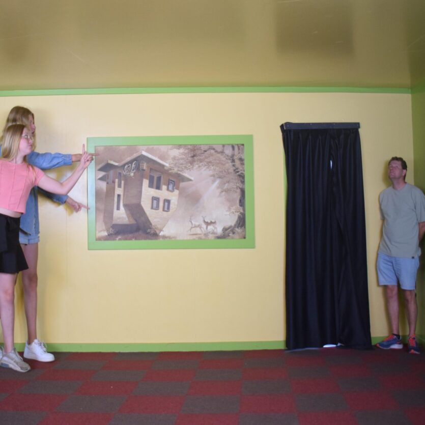 Kleiner of juist groter worden in de Ames Room